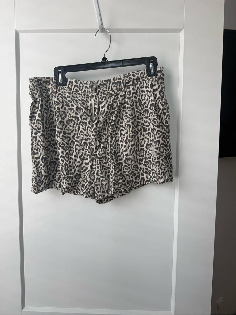 Leopard Print Paperbag Shorts Women’s Size L Lightweight Elastic Back